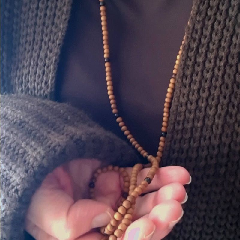 Halsband ljus & mörk sandelträ 11.11, för lite extra magi.