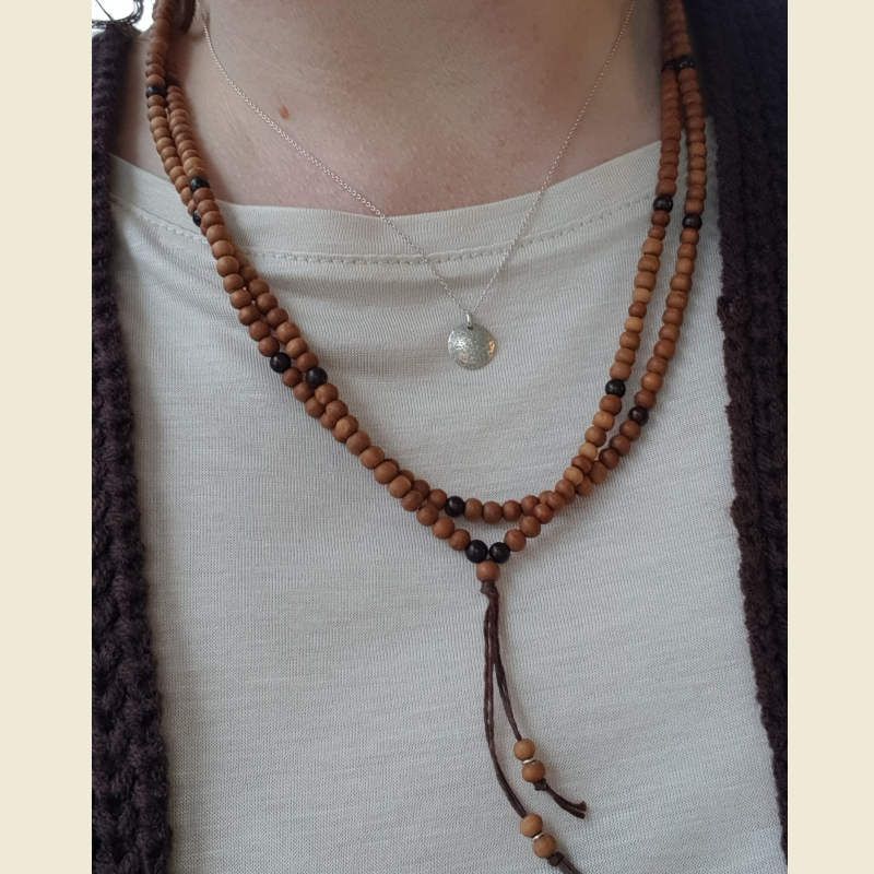 Långt halsband ljus & mörk sandelträ 11:11 buret virat två varv, här tillsammans med silverhalsband La Luna grace.
