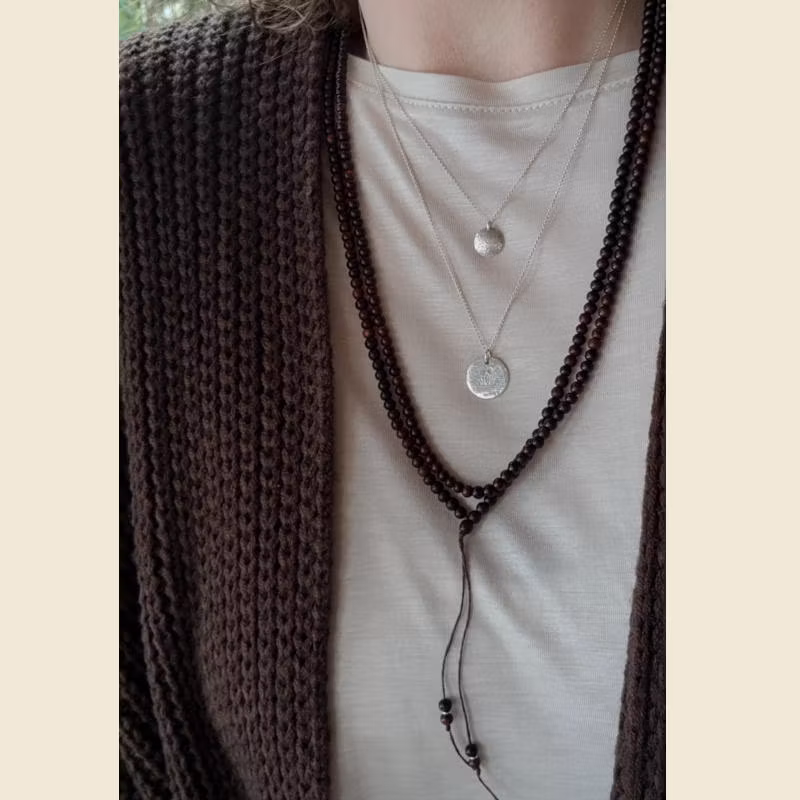 Halsbandet buret som ett kortare halsband virat två varv, här med fästet framåt för en skönt avslappnad känsla.
