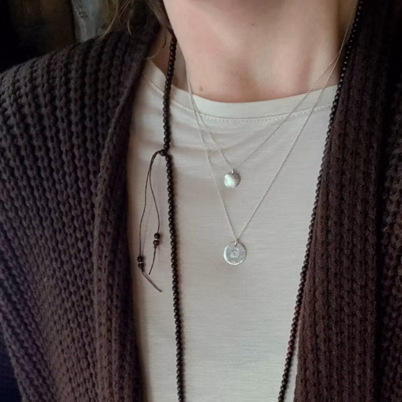 Halsbandets fäste blir en fin del av helhetsuttrycket. Här tillsammans med silverhalsband La Luna grace & silverhalsband Lotus.