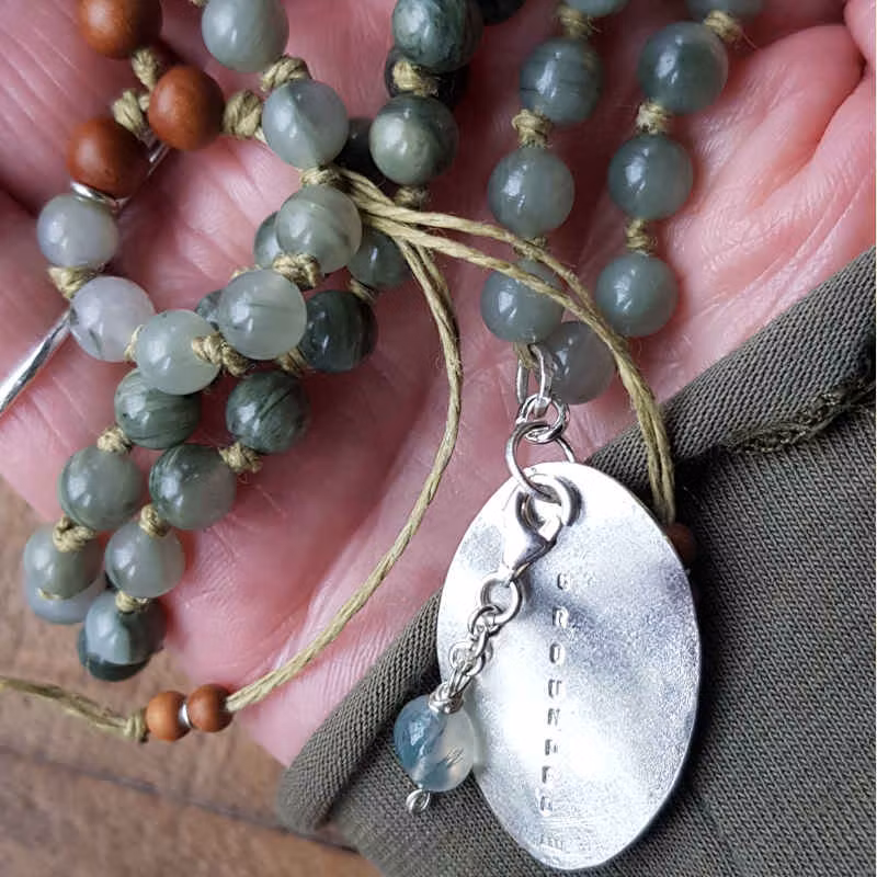 Handknutet med svensk lintråd i ljust olivgrön nyans