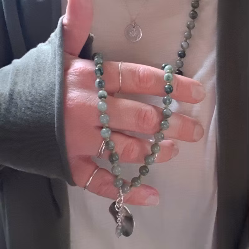 Malahalsband med grön jaspis och handgjort silverhänge