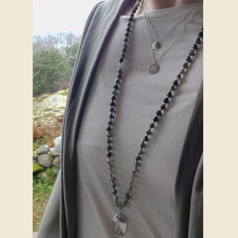 Mala halsband med grön jaspis, fint att kombinera med silverhalsband Lotus & silverhalsband La Luna grace för lite extra maig.
