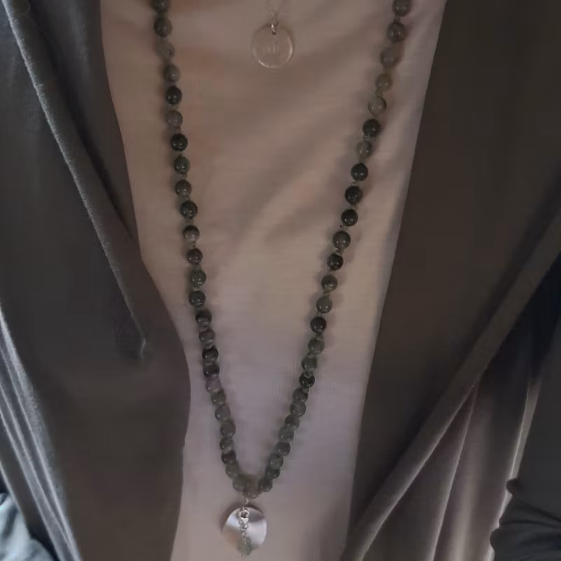 Malahalsband Grounded med grön jaspis, för en mjuk harmonisk känsla.