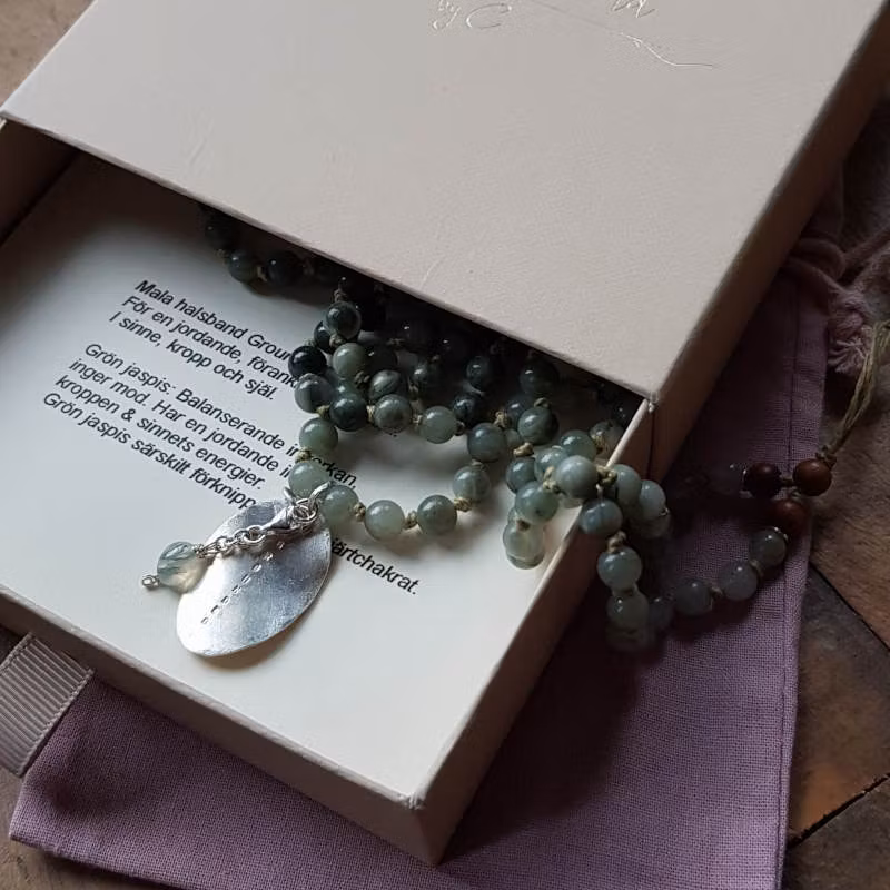 Varje malahalsband skickas i vacker smyckeask med ett kort där stenens sagda egenskaper står beskrivna.