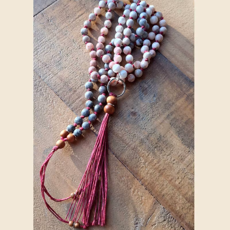 Mala halsband med rosa zebra jaspis, detaljer i äkta silver & pärlor av ljus  sandelträ
