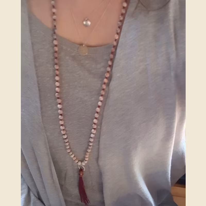 Mala halsband med rosa zebra jaspis skapar en mjuk känsla, här buret tillsammans med silverhalsband La Luna grace &  Lotus.
