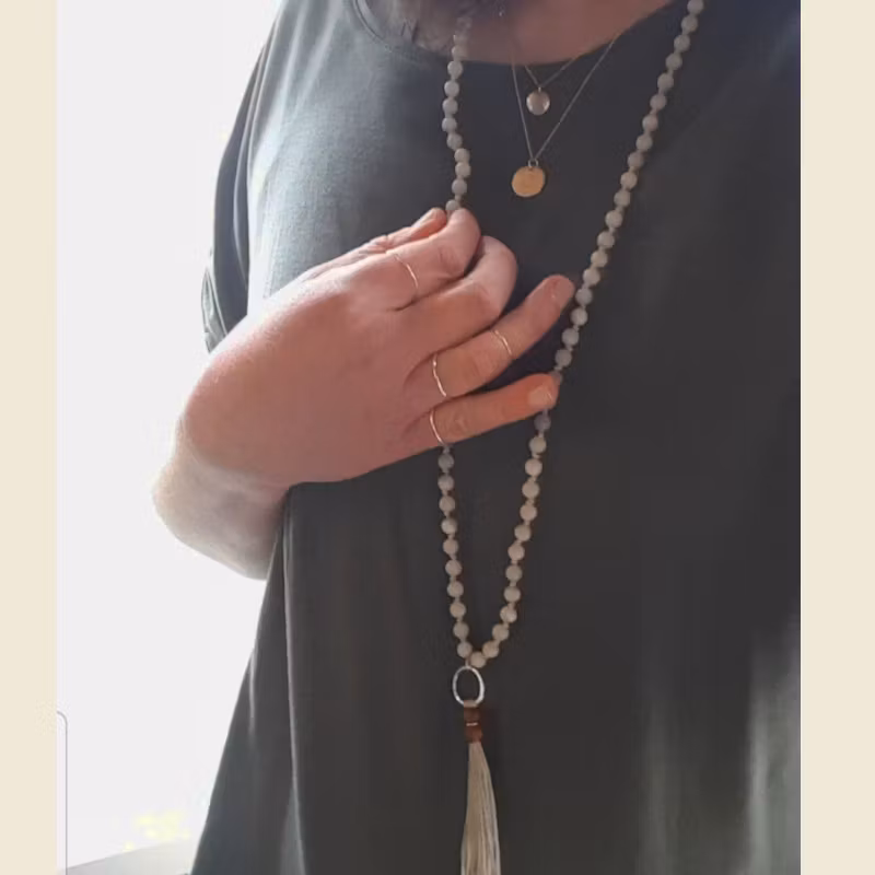 Mala med ljus agat passar fint tillsammans med silverhalsband LA Luna grace & Lotus.