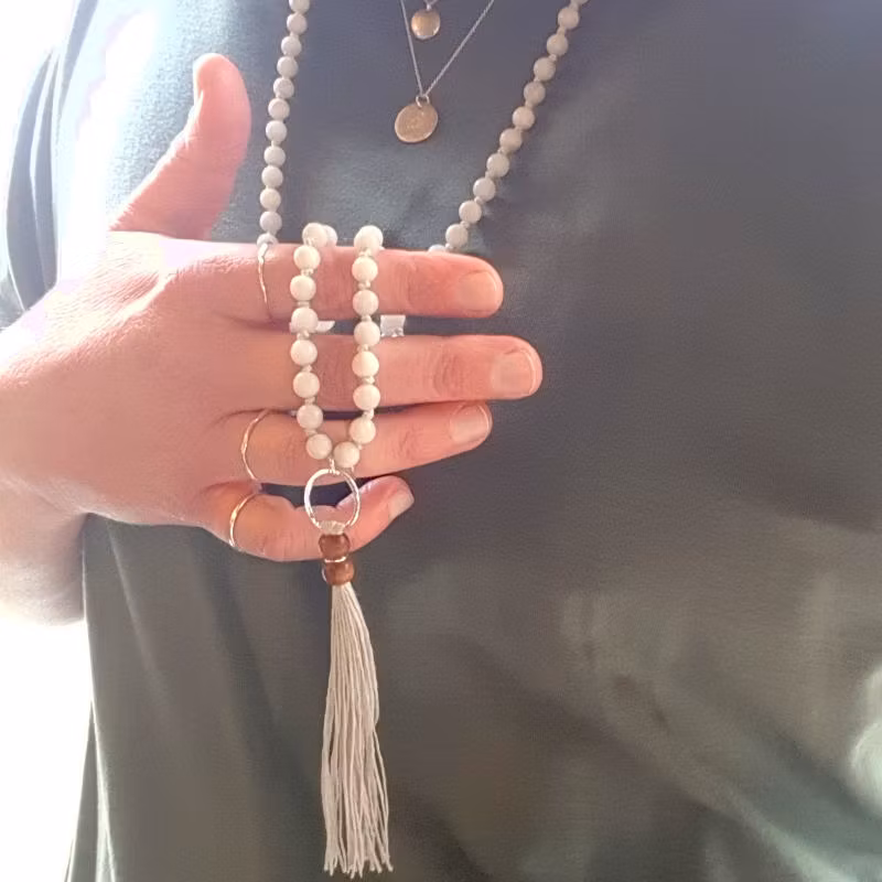 Mala halsband med ljus agat, handgjord ring i silver & tofs av svensk lintråd.