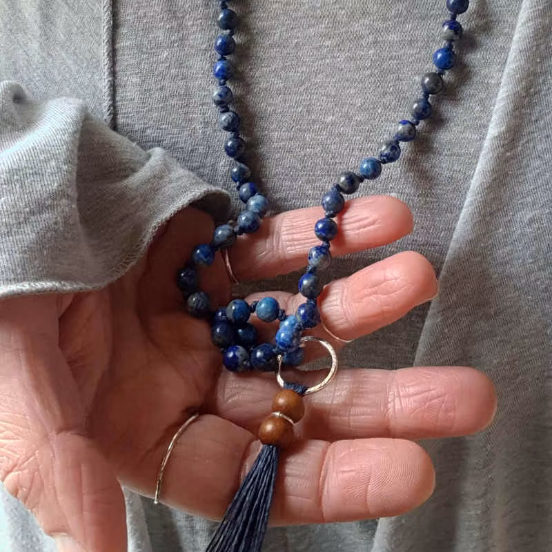 Härlig blå lapis lazuli, lintråd i djupt midnattsblå nyans, ljus sandelträ & handgjord ring av silver skapar en harmonisk känsla.