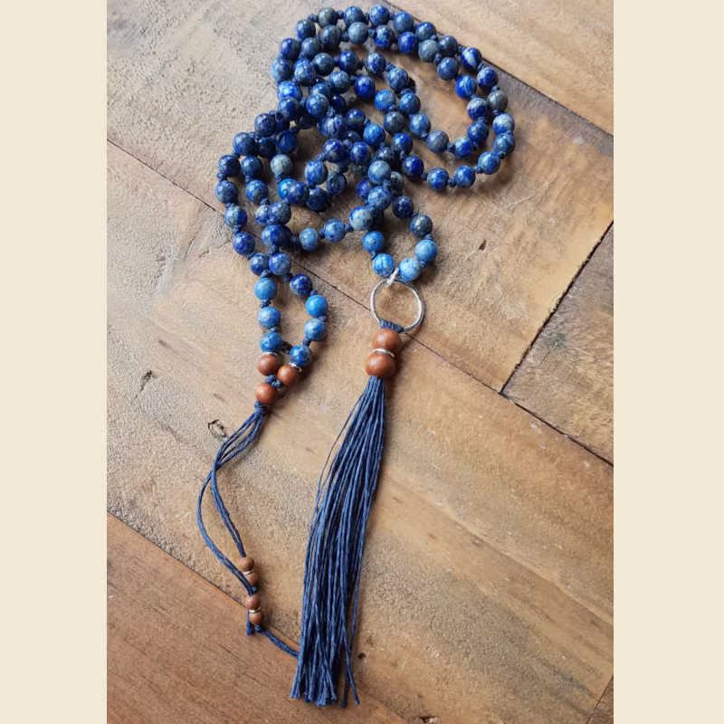 Mala halsband Lapis lazuli, knutet med svensk lintråd i midnattsblå nyans.