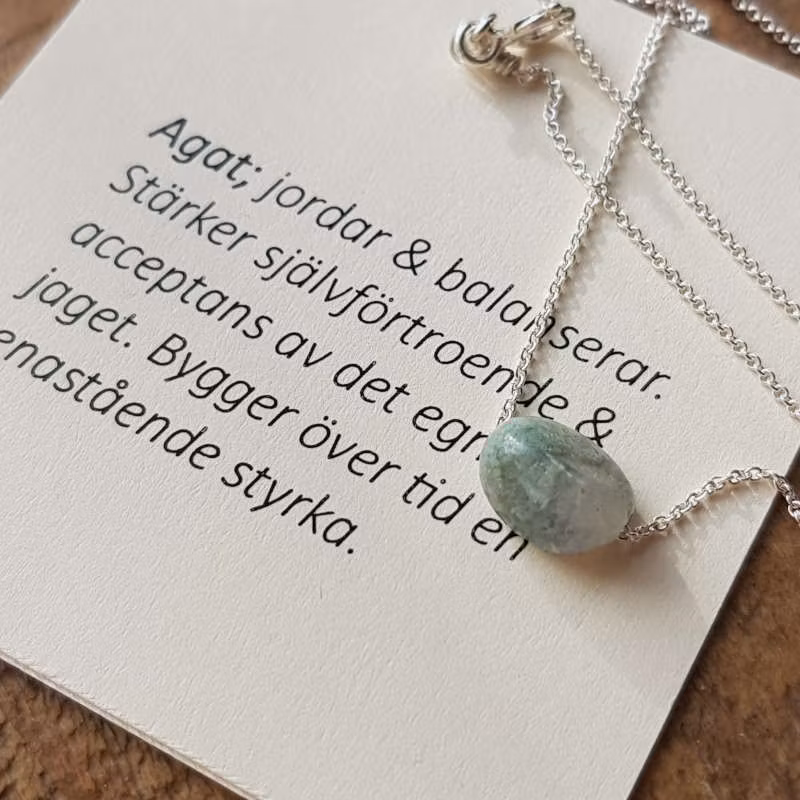 Till varje halsband hör ett litet kort; på ena sidan står den tillhörande dikten. På kortets andra sida står agatens sagda egenskaper beskrivna.