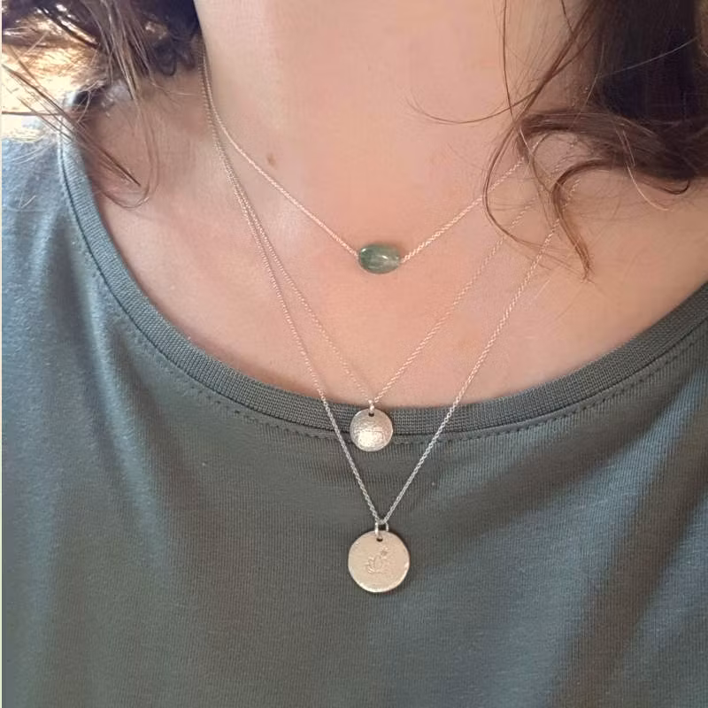 Det gröna agaten är fin att bära tillsammans med exempelvis silverhalsband La Luna grace & silverhalsband Lotus.