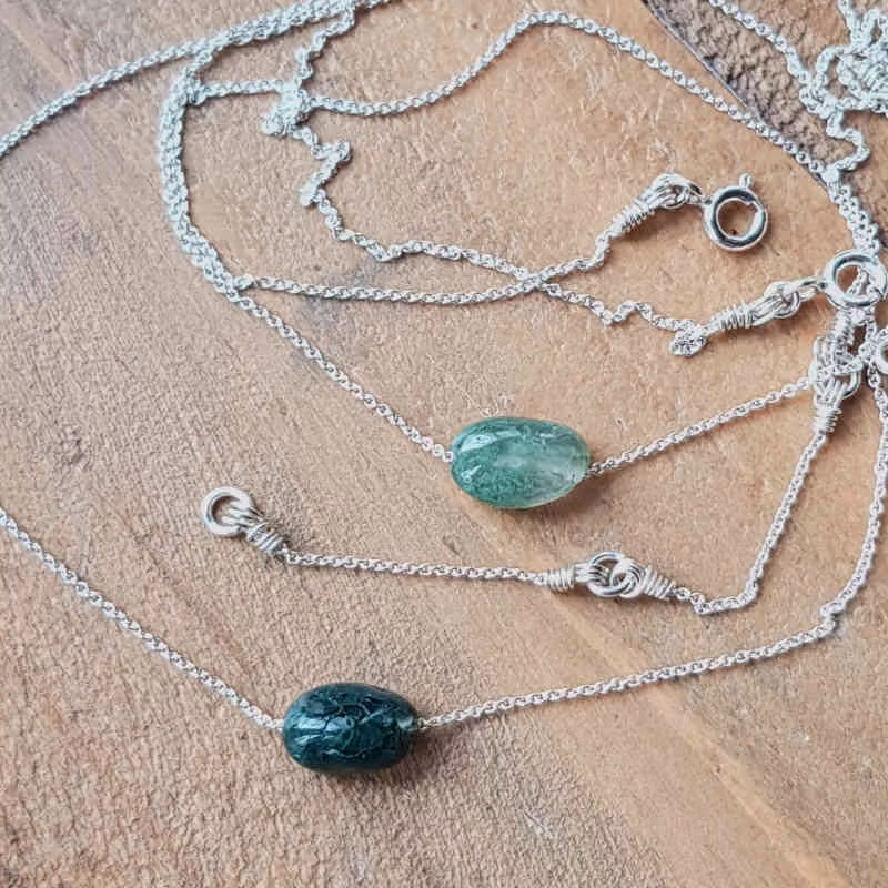 Nätta halsband med skir silverkedja och vacker agat i gröna nyanser