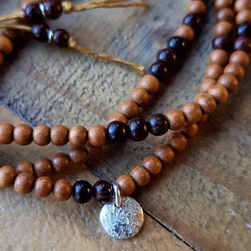 Armband med pärlor av ljus & mörk sandelträ, liten månberlock