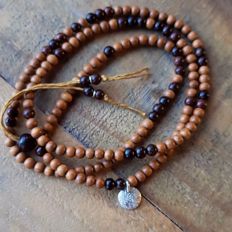 Armband med pärlor av ljus & mörk sandelträ, liten månberlock