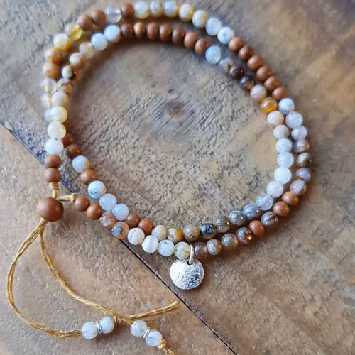 Armband med ljus sandelträ & agat, månberlock
