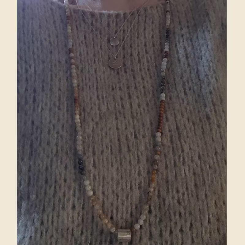Långt halsband med små pärlor av ljus sandelträ & agat i mjuka nyanser. Här buret tillsammans med silverhalsband La Luna grace & Lotus.