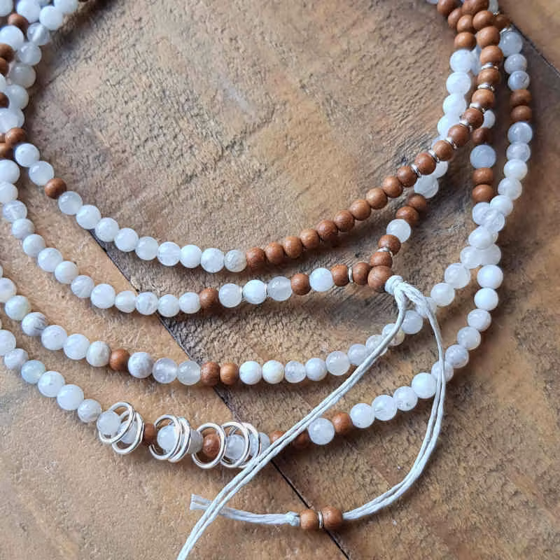 Långt halsband med små pärlor av ljus agat & ljus sandelträ, detaljer i äkta 925 silver.