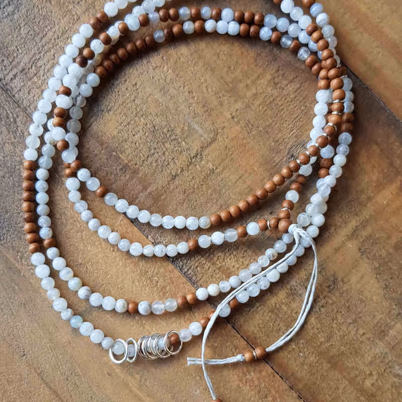 Långt halsband med små pärlor av ljus sandelträ & ljus agat, att bära virat ett eller två varv.