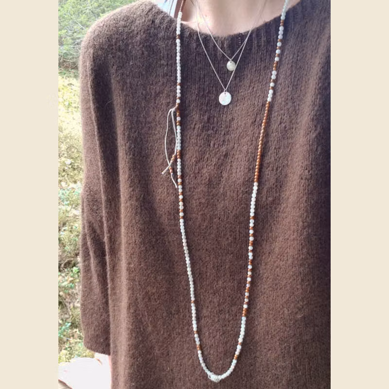 Långt halsband med ljus agat & ljus sandelträ skapar en lugn & harmonisk känsla. Här buret tillsammans med silverhalsband La Luna grace & silverhalsband Lotus.