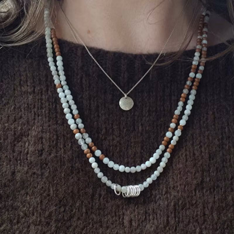 Halsbandet går även att bära som ett kortare halsband, virat två varv runt halsen. Här tillsammans med silverhalsband La Luna grace.