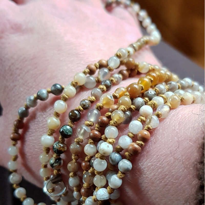 Låt fantasin leka om hur du bär ditt halsband, här virat flera varv runt handleden som ett maffigt armband.