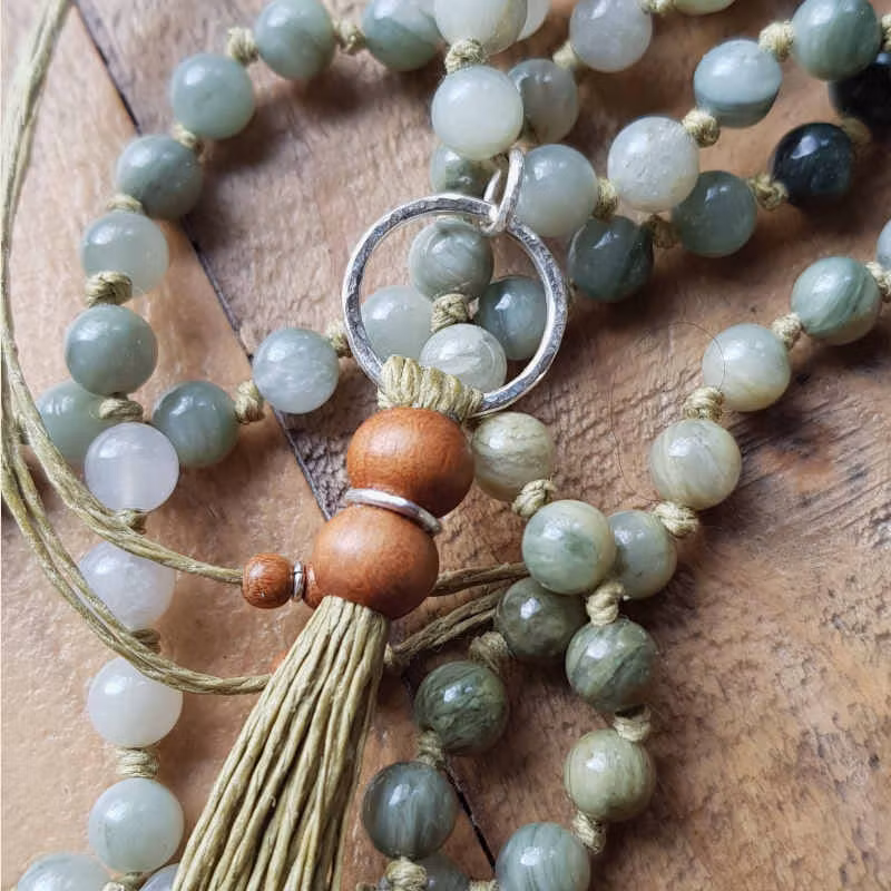Mala halsband Grön jaspis med handgjort tofshänge.