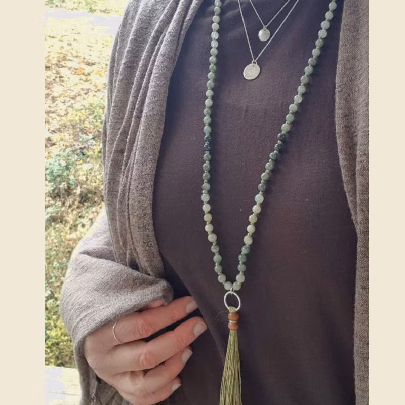 Mala halsband grön jaspis skapar en mjuk & harmonisk känsla, här buren till topp & kofta i jordnära nyans.