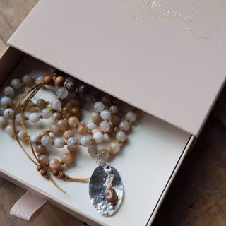 Mala halsband Grounded agat jordnära nyanser
