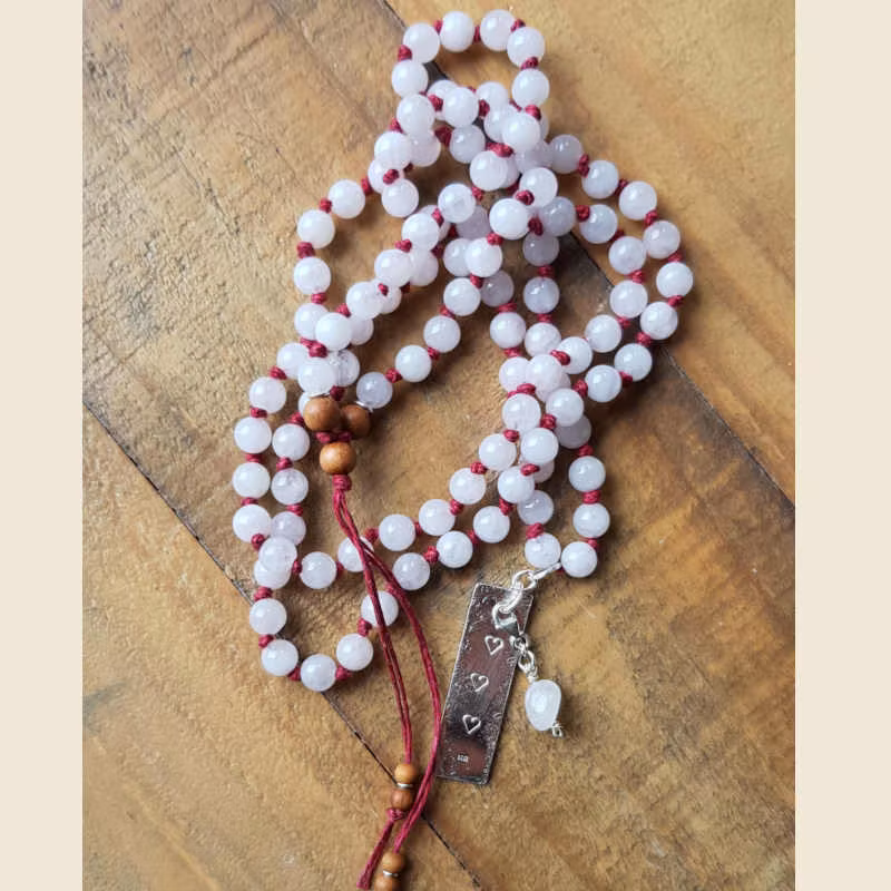 Mala halsband Kärlek, med rosenkvarts & handgjord silverberlock tre hjärtan.