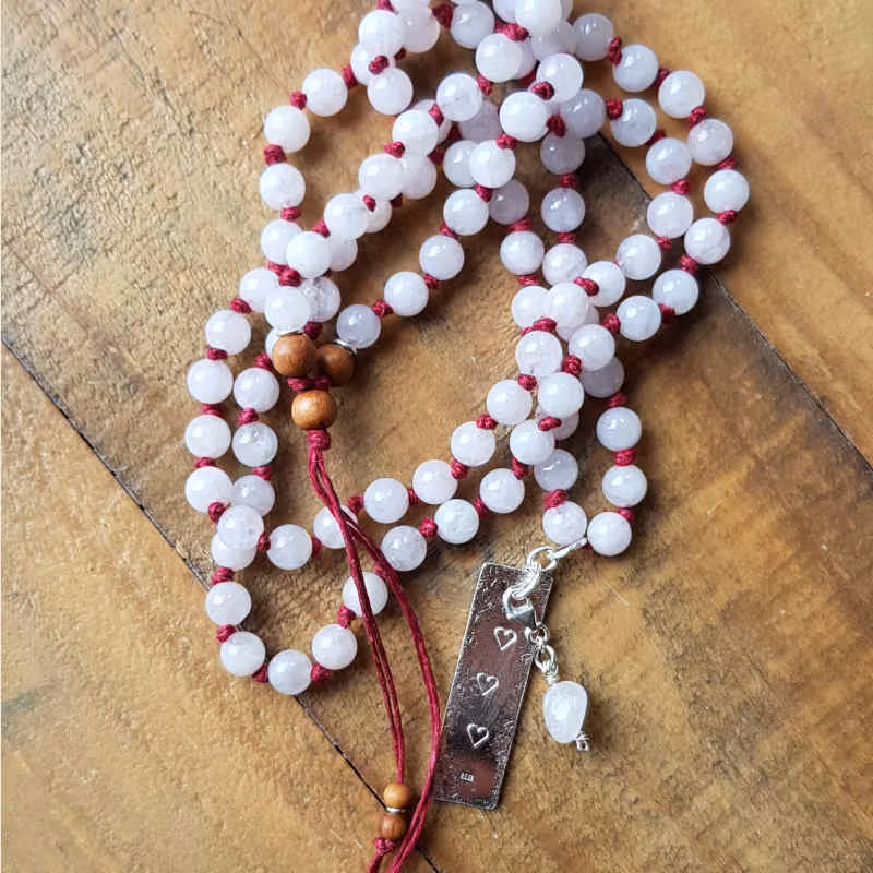Mala halsband med nätta pärlor av rosenkvarts i ljusaste rosa nyanser.
