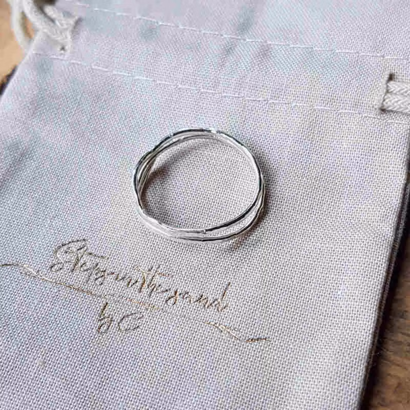 Silverring Sjögräs mellan & mini skickas i söt smyckepåse av eco-bomull.