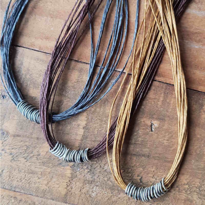 Halsband Tvinna, lintråd i mjuka nyanser & detaljer i äkta silver.
