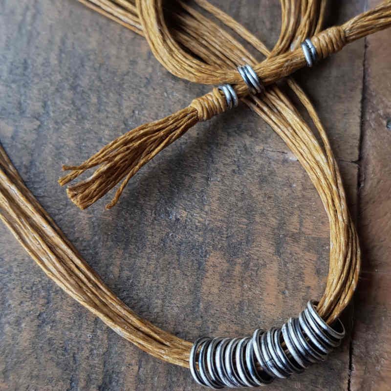 Halsband Tvinna umbra, de små silverringarna vi fästet gör att längden på halsbandet går att anpassa.