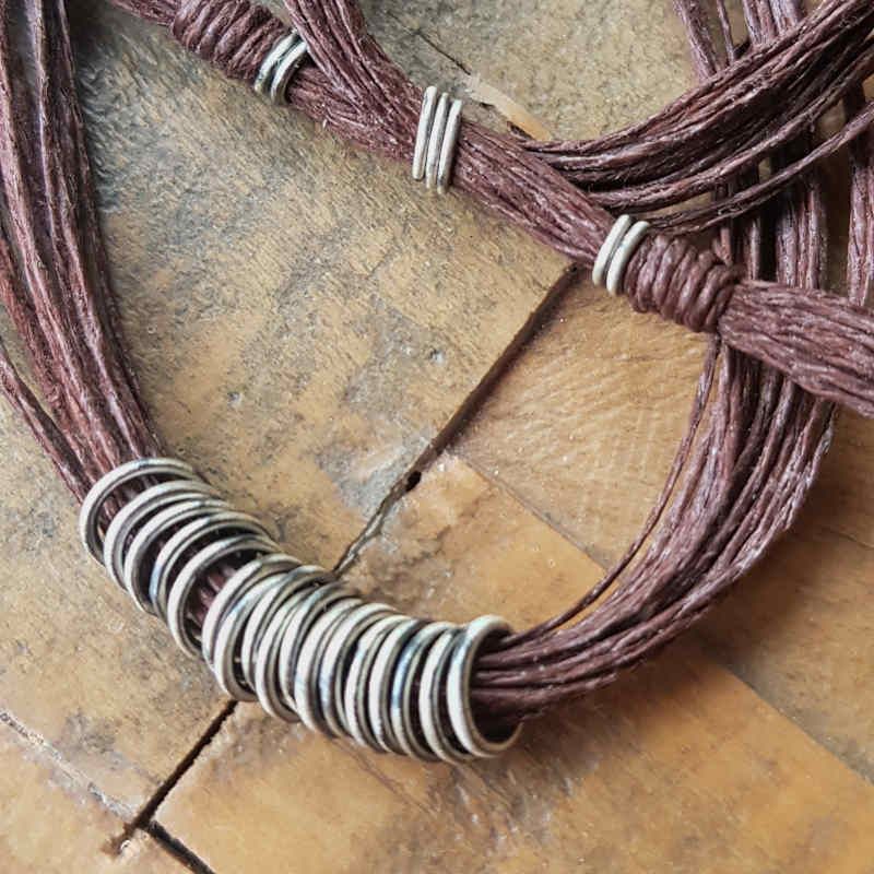 Halsband Tvinna kakaobrun, de små silverringarna vi fästet gör att längden på halsbandet går att anpassa.