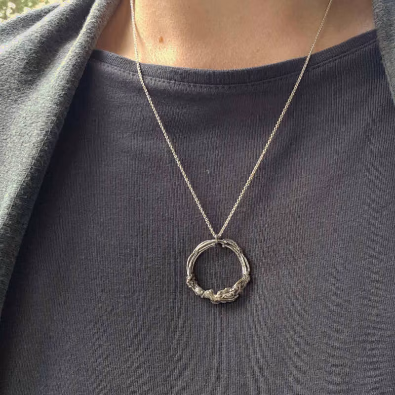 Silverhalsband Tånglek, ett kortare halsband med unikt uttryck.