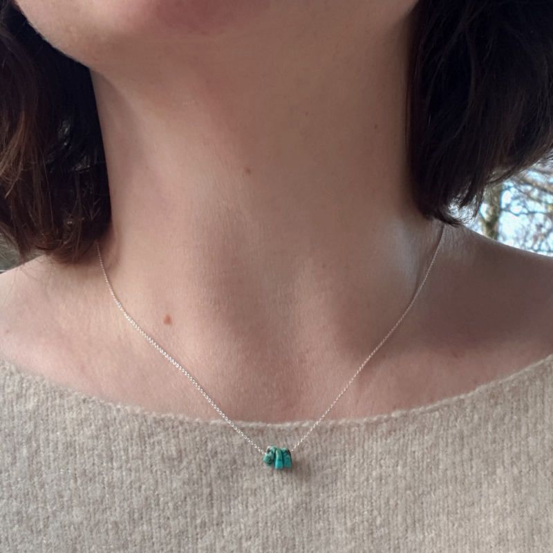 Silverhalsband med månadssten för december, nätt och behagligt att bära.