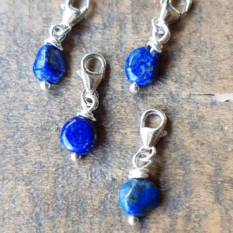 De små kristallerna av Lapis Lazuli skiftar naturligt i nyans och form.