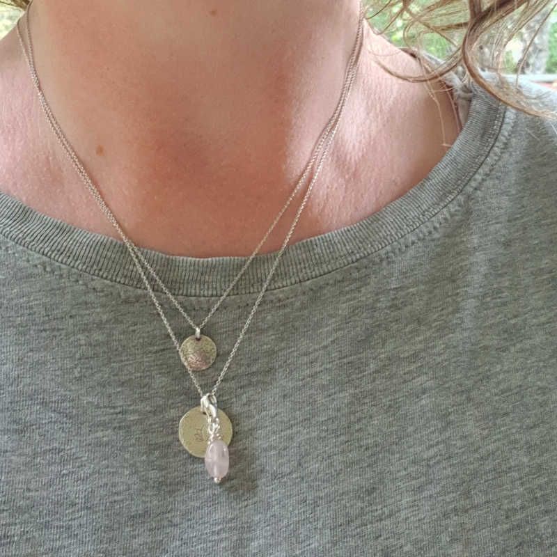 Kristallberlock rosenkvarts tillsammans med silverhalsband Lotus & silverhalsband La Luna grace.