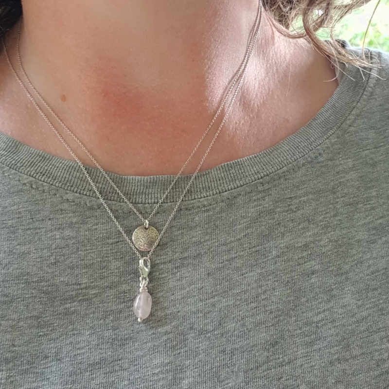 Kristallberlock rosenkvarts buren på tunn silverkedja, här matchat med silverhalsband La Luna grace.