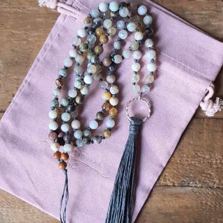 Mala halsband Agat grå nyanser