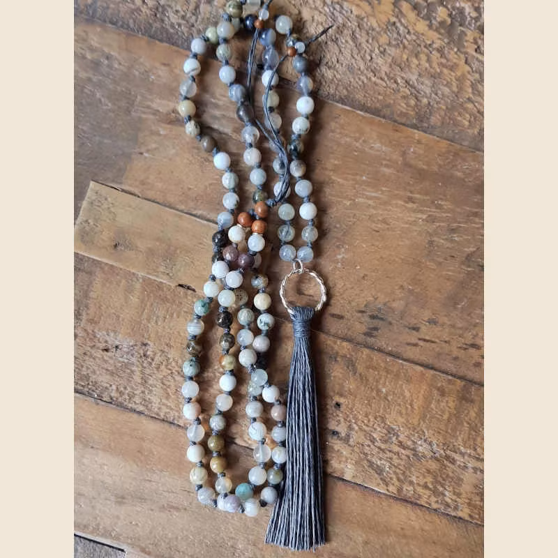 Mala halsband agat i grå nyanser.