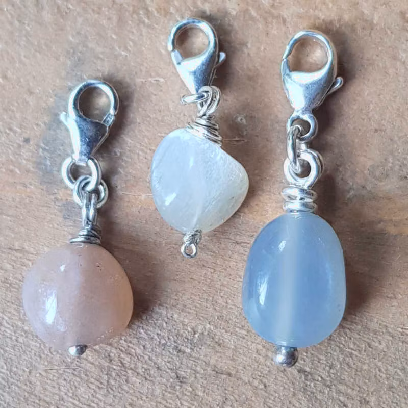 Välj mellan rosa, vit eller mjukt grå/blå månsten