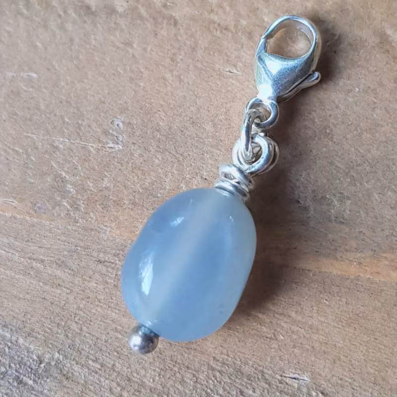 Kristallberlock med mjukt grå/blå månsten. OBS! på bilden upplevs stenen något mer blå än i verkligheten.