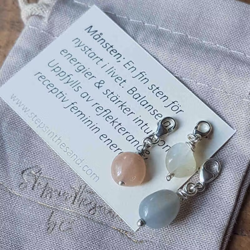 Varje berlock skickas i en liten smyckepåse med ett tillhörande kort där stenens sagda egenskaper i korthet står beskrivna.