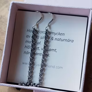 Silverörhängen kedjor