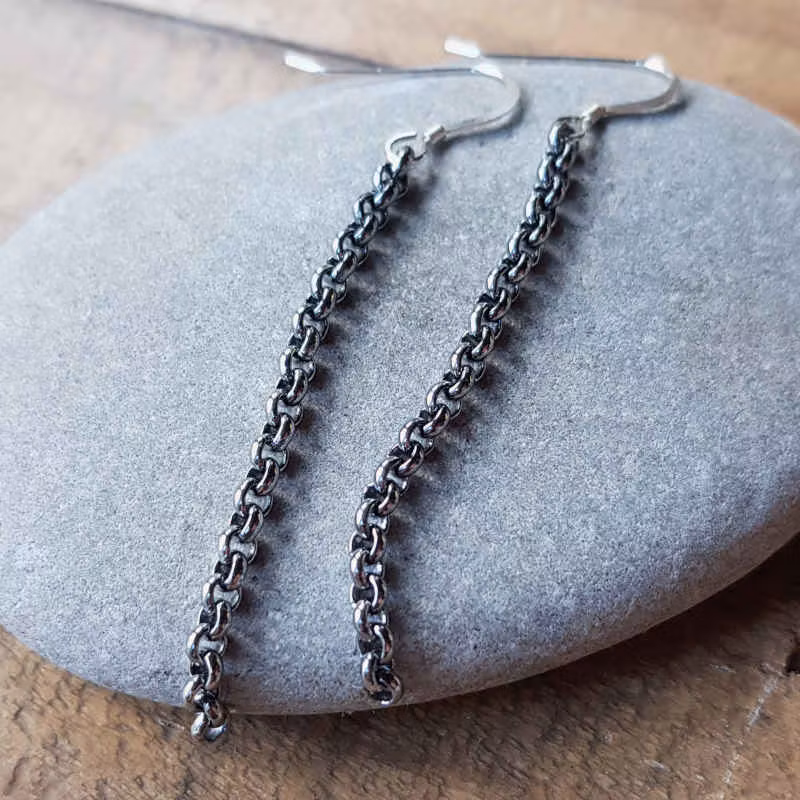 Härliga kedjeörhängen med mjuk & följsam känsla.