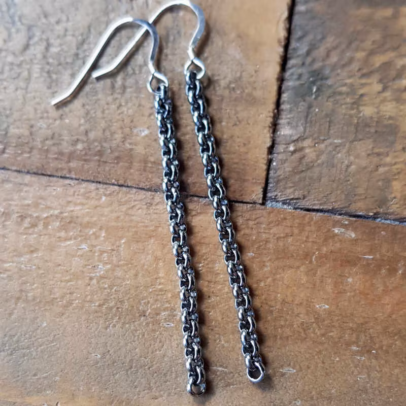 Lätt oxiderade med ett rustikt uttryck.