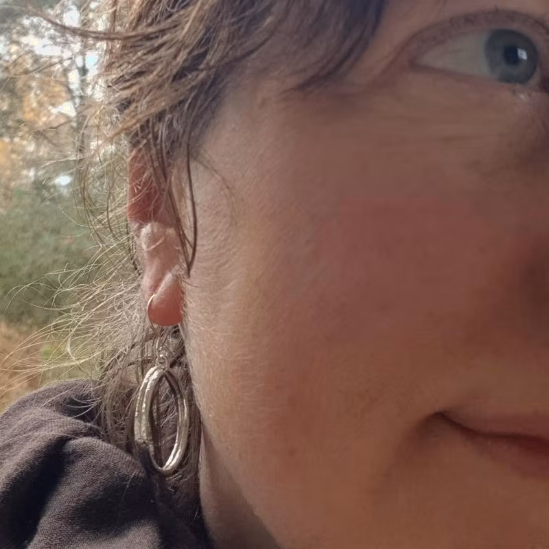 De handgjorda creolerna med ett stilrent & unikt uttryck.